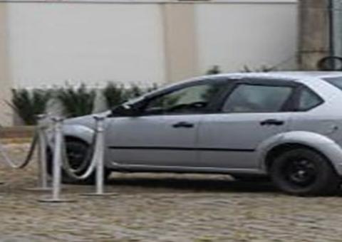 Padre adere ao 'drive thru' e leva confessionário aos fiéis durante isolamento social