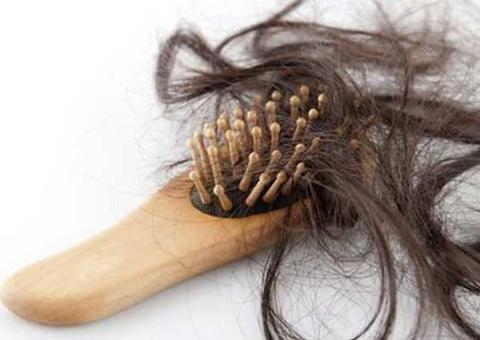 Médico fala sobre queda de cabelo no pós-parto