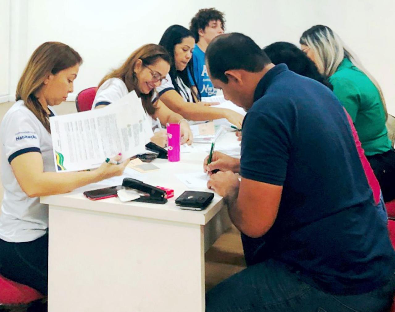 Famílias de áreas de risco em Manaus recebem indenização do governo