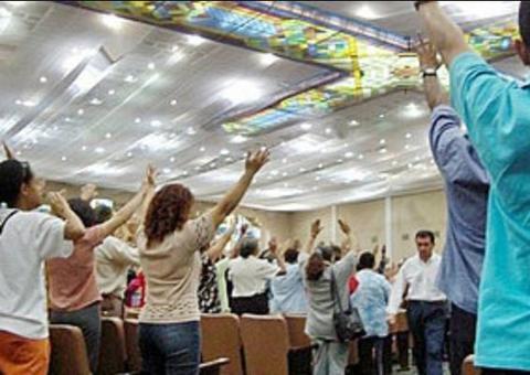 Lotéricas e igrejas voltam a ser serviços essenciais