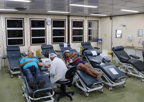 Doadores de sangue reduzem pela metade e estoque do Hemoam entra em alerta
