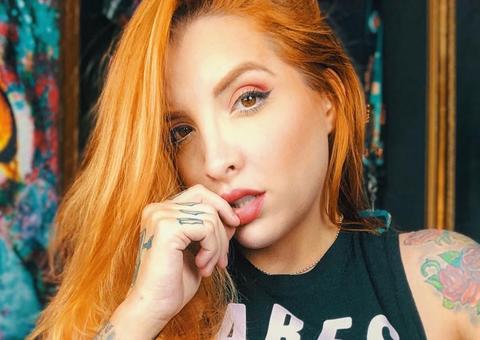 Ex-BBB Clara Aguilar cumpre promessa e posa peladona após saída de Prior 