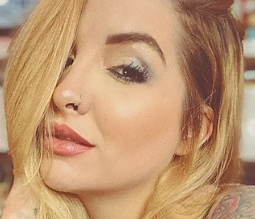 Ex-BBB Clara Aguilar cumpre promessa e posa peladona após saída de Prior 