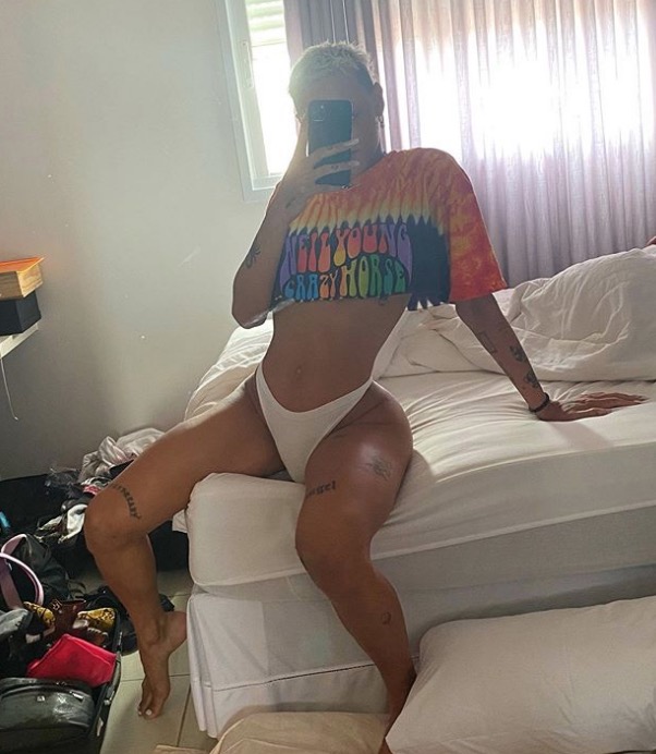 'Desmontada', Pabllo Vittar mostra curvas a bordo de calcinha cavadíssima