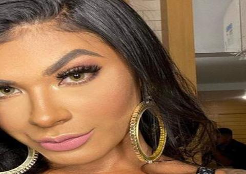 De fio-dental, Pocah esquenta clima ao exibir bumbum gigante na web