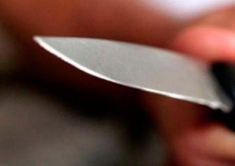 Em plena luz do dia, dupla invade casa e esfaqueia jovem em Manaus