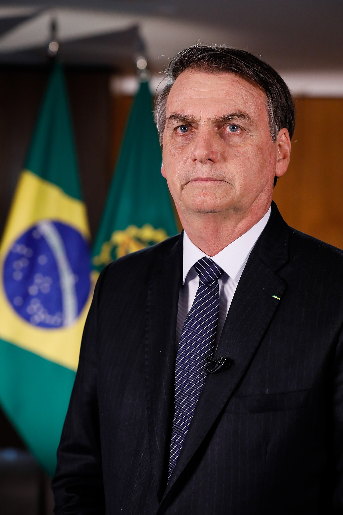 Bolsonaro não publica lei, mas diz que começa a pagar R$ 600 semana que vem 