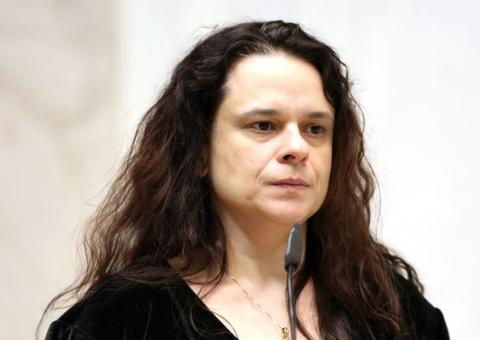 Janaína Paschoal diz a Bolsonaro que militares vão derrubá-lo se continuar 'fazendo graça'