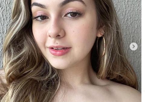 De biquíni, ex-atriz mirim Klara Castanho mostra corpão e dá dica para se bronzear em 'apê'