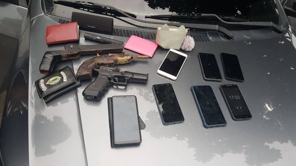 Trio é preso com celulares roubados e armas em Manaus 