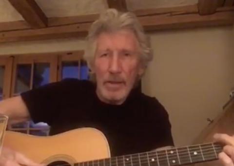 Roger Waters dá cusparada ao citar Bolsonaro em música; veja o vídeo