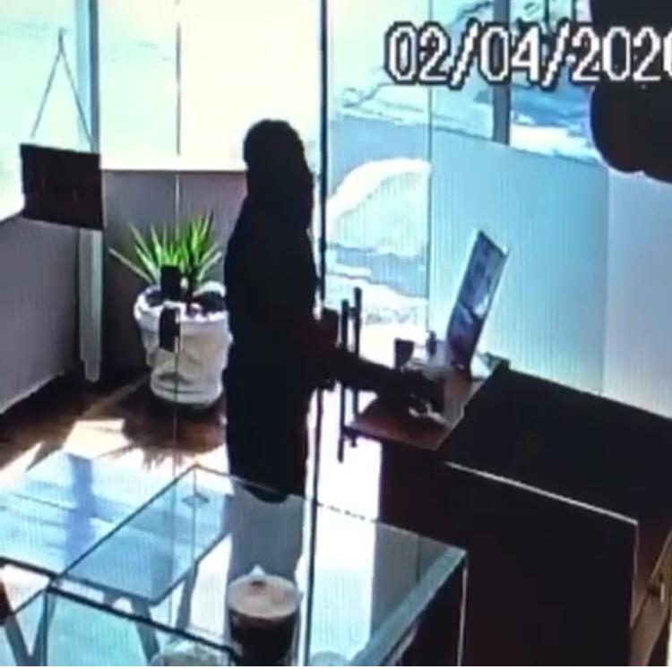 Inusitado: Homem furta álcool em gel de confeitaria em Manaus