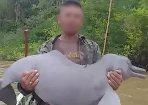 Homem vai parar na delegacia após se exibir com boto morto no Rio Amazonas