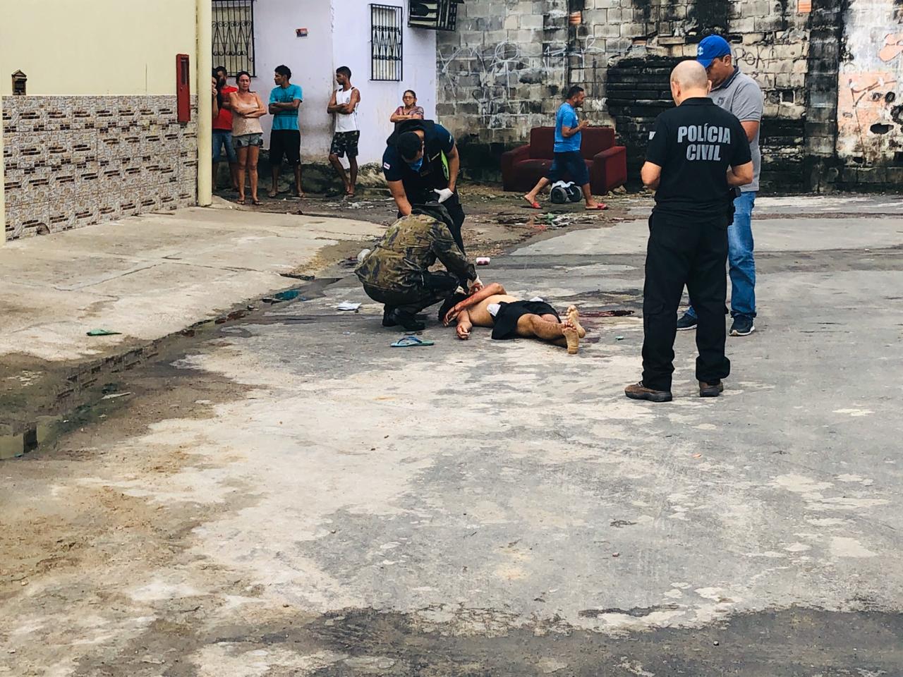 Com tiro no olho e outro na testa, jovem é encontrado morto em rua de Manaus