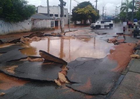 Adutora estoura e engole parte de avenida em Manaus