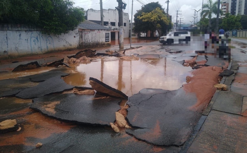 Adutora estoura e engole parte de avenida em Manaus