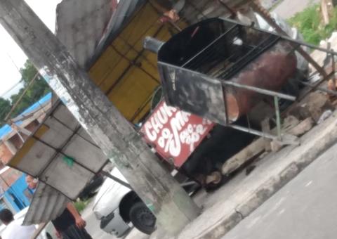 Carro desgovernado invade calçada e destrói banca de café da manhã em Manaus