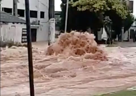 Vídeo mostra momento em que adutora rompe e água invade pista e lojas em Manaus
