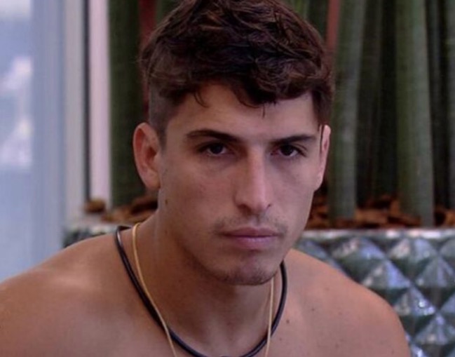 Internautas ficam ‘enojados’ com detalhes de acusação de estupro contra Prior 