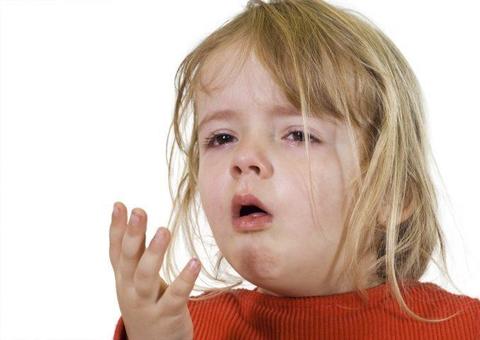  'Crianças desenvolvem sintomas mais leves, mas podem se tornar vetores da Covid-19', alerta infectologista