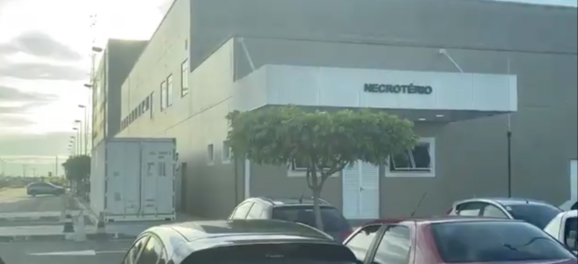 Novo vídeo mostra contêiner para guardar corpos de Covid-19 no hospital Delphina Aziz