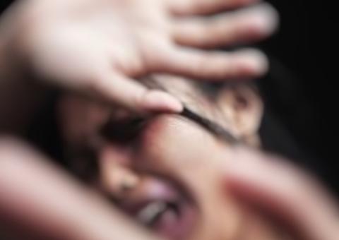 Bêbado, homem cai de motocicleta e irado dá surra em esposa em Manaus