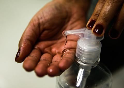 Forças Armadas ampliam produção de álcool em gel e cloroquina