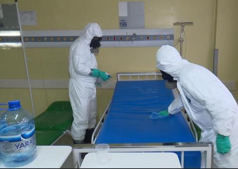 Enfermaria e ambulâncias do Hospital 28 de Agosto são descontaminadas por militares em Manaus