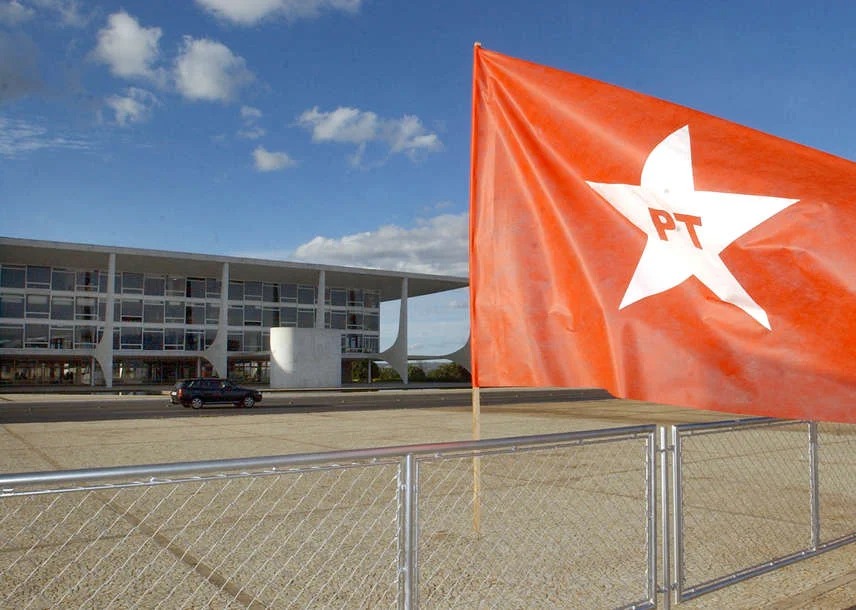 Procuradoria aceita processo para extinção do PT