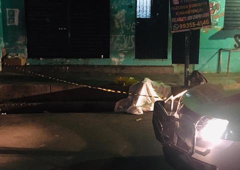 Homem é executado com oito tiros enquanto caminhava em rua da Compensa