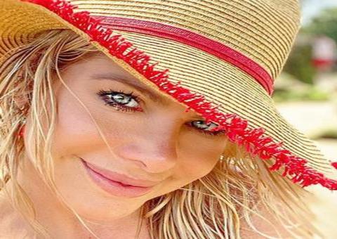 Karina Bacchi chama atenção ao mostrar suas versões na web: 'De biquíni à musa fitness'