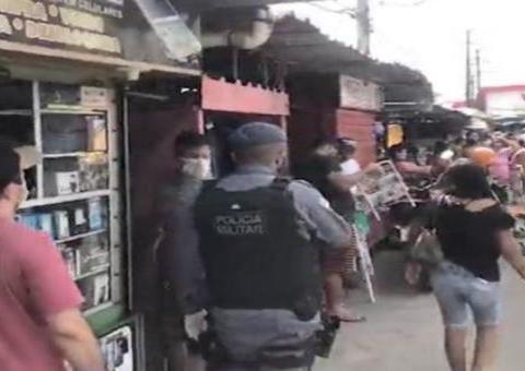 Feirantes desobedecem quarentena e têm comércios fechados pela polícia em Manaus