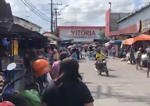 Feirantes desobedecem quarentena e têm comércios fechados pela polícia em Manaus