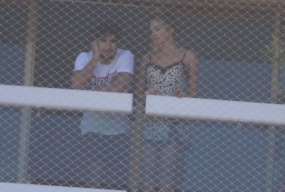 De camisola sexy, Grazi Massafera é clicada em casa com Caio Castro durante isolamento