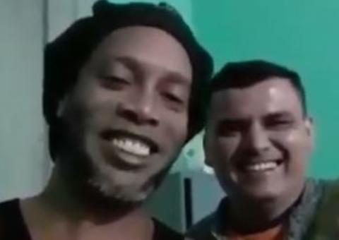 Ronaldinho grava vídeo com suposto companheiro de cela e fãs apontam: 'dibrou a segurança'