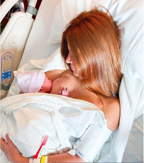 Blogueira Mari Maria dá a luz e detalhe em foto com recém-nascido intriga internautas