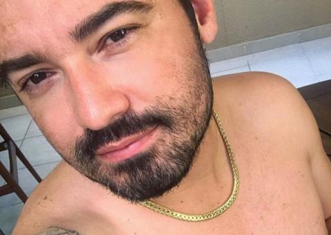 Ao passar mal, Fernando Zor dorme no chão do banheiro e é fotografado por Maiara