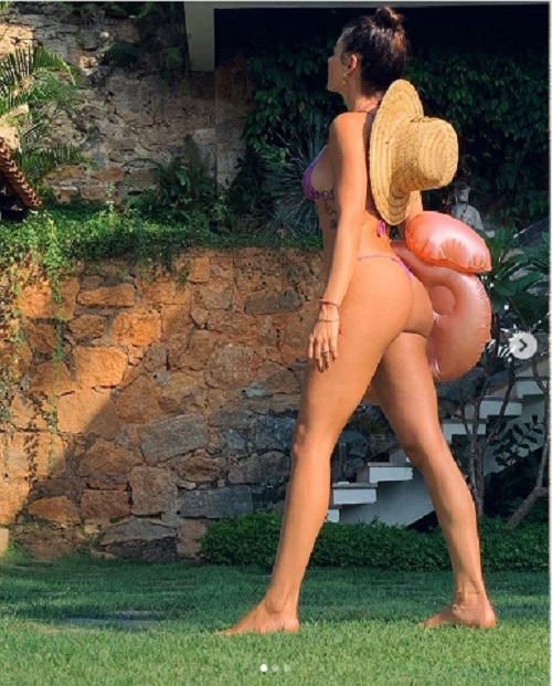 Isis Valverde impressiona ao posar de biquíni e exibir bumbum turbinado