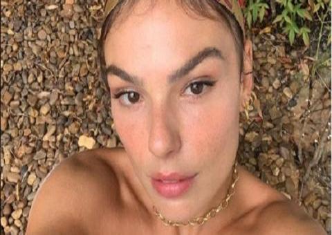 Isis Valverde impressiona ao posar de biquíni e exibir bumbum turbinado