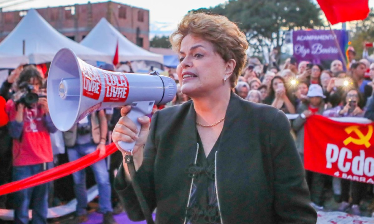 Dilma diz que ‘PT não vai sucumbir’ após pedido de cassação do partido 