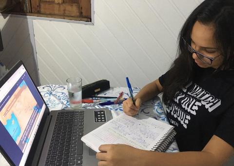 ‘Aula em Casa’ muda rotina de estudantes no Amazonas
