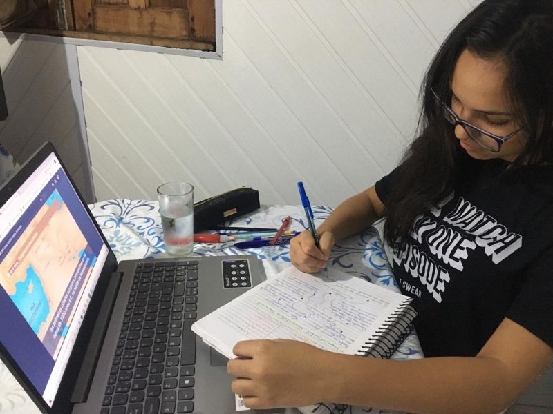 ‘Aula em Casa’ muda rotina de estudantes no Amazonas