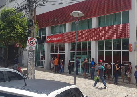 Em Manaus, jovens e idosos desrespeitam decreto e se aglomeram em  filas de agências bancárias 
