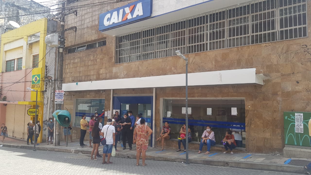 Em Manaus, jovens e idosos desrespeitam decreto e se aglomeram em  filas de agências bancárias 