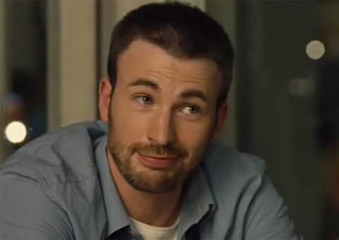 Chris Evans revela companhia durante quarentena; ‘melhores abraços’