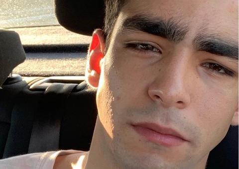 Sem cueca, ator de Elite abaixa calça e detalhe chama atenção