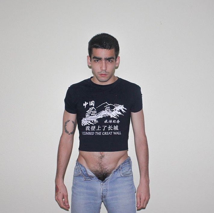 Sem cueca, ator de Elite abaixa calça e detalhe chama atenção