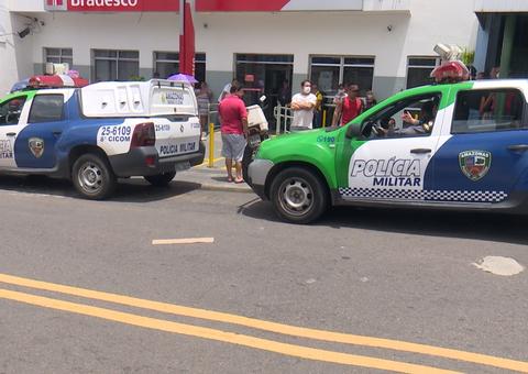 Em Manaus, carros de som e viaturas da PM são usados para reforçar isolamento social