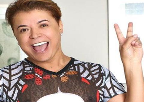 David Brazil se irrita após não conseguir fazer o desafio do papel higiênico 