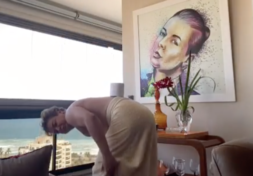 David Brazil se irrita após não conseguir fazer o desafio do papel higiênico 